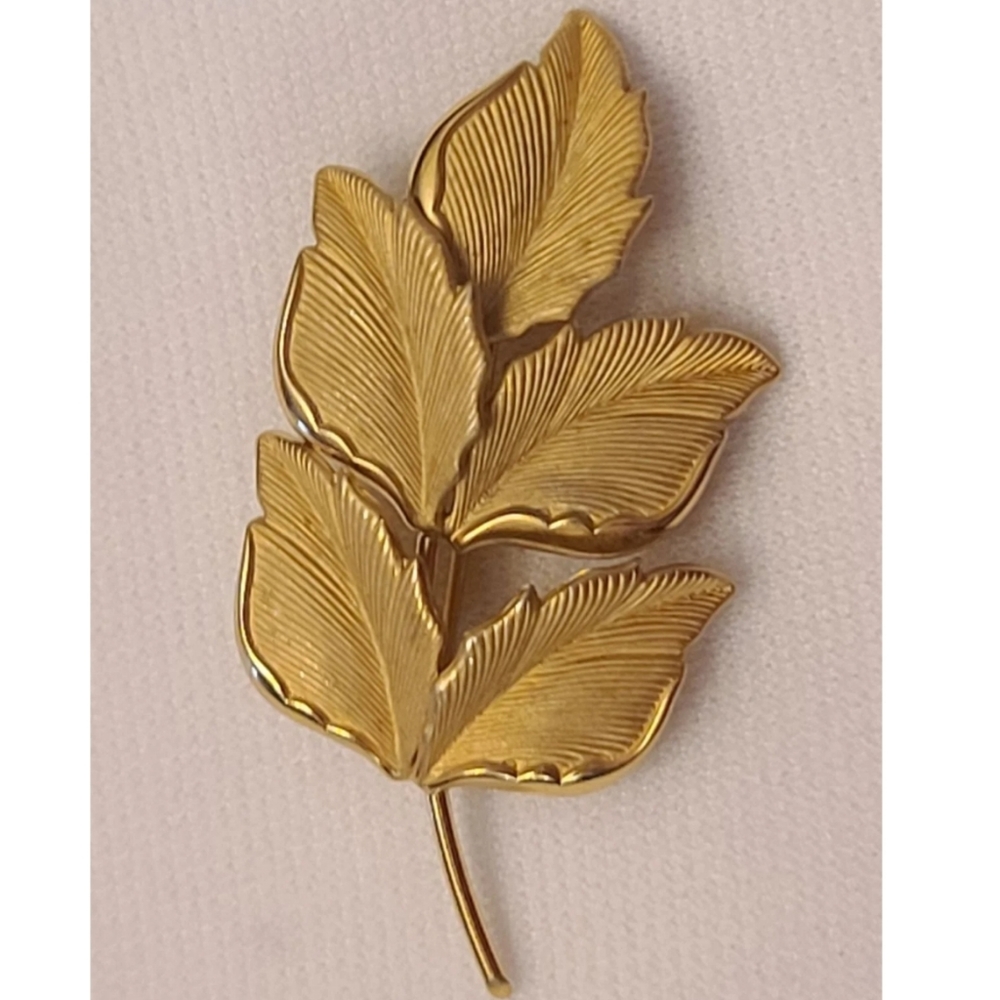 Vintage Leaf brooch by CRCO 12kgf